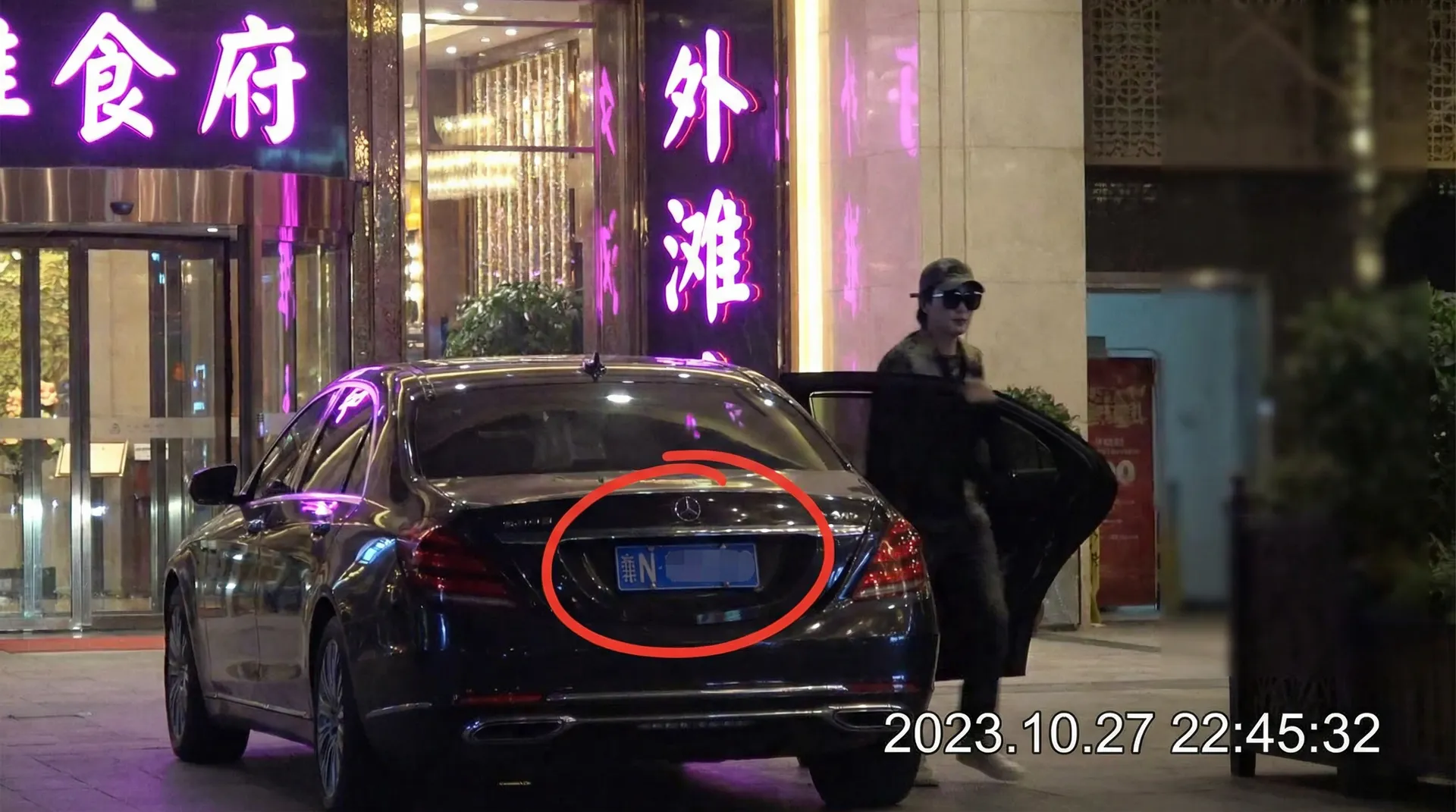 吃瓜官网 - 豪车餐厅外偷拍